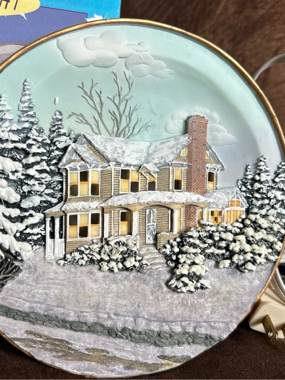 Lighted Winter Cottage Scene Wall Plate 3D Relief Snowy Cabin Night Light 7” VTG